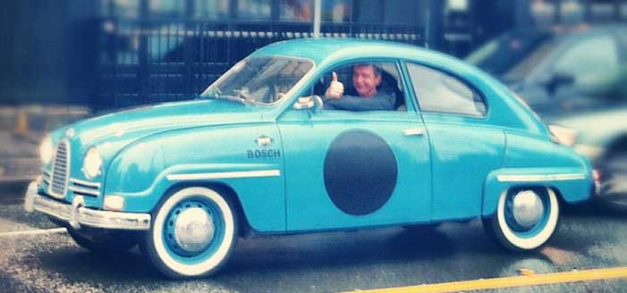 Stranger in a car give thumbs up